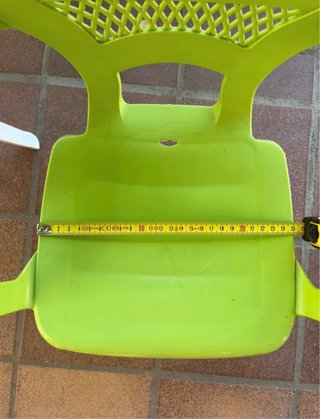 Silla infantil verde con diseño de oso