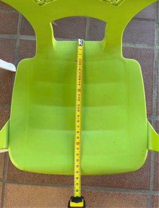Silla infantil verde con diseño de oso