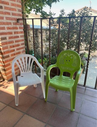 Silla infantil verde con diseño de oso