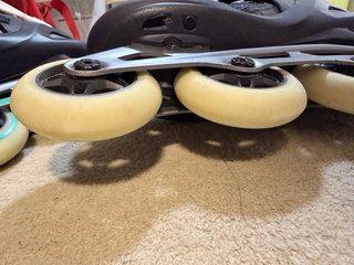 Patines en línea negros y blancos