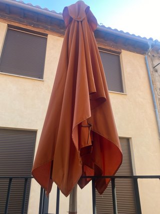 Sombrilla rectangular de madera y color terracota.
