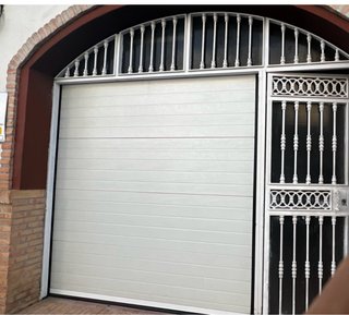Puerta automática de garaje
