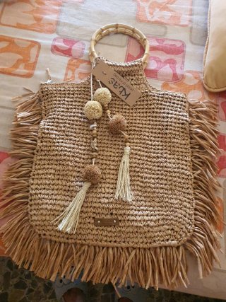 Bolso de rafia Kbas con flecos y abalorios