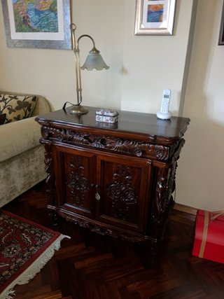 Cómoda de madera tallada elegante
