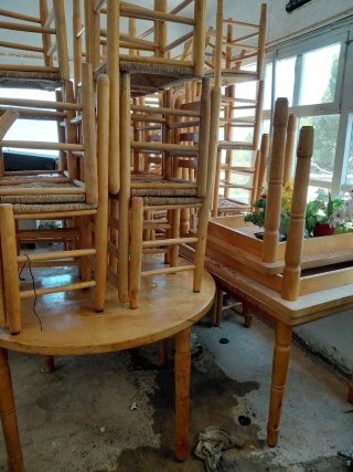 Lote de unas 50 Sillas aprox y Mesas de Madera