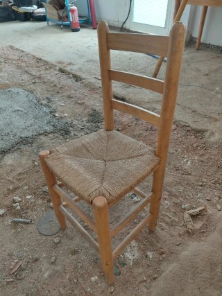 Lote de unas 50 Sillas aprox y Mesas de Madera