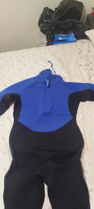 traje de neopreno sin estrenar y escarpines