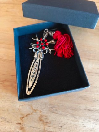 Marcapáginas plata con borla roja