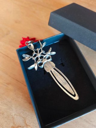 Marcapáginas plata con borla roja