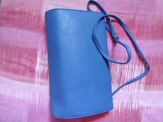 Borsa blu con borchie