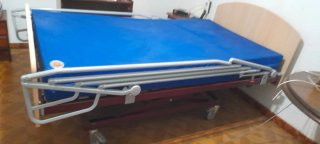 Cama geriátrica ajustable