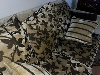 Sofá y dos sillones de tela beige y marrón