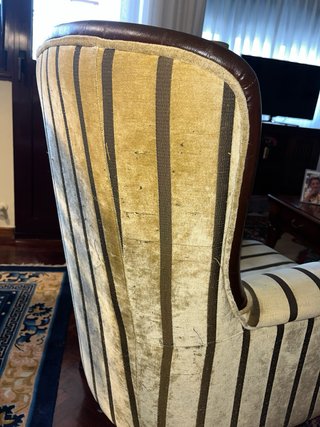 Sofá y dos sillones de tela beige y marrón