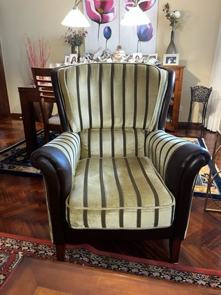 Sofá y dos sillones de tela beige y marrón