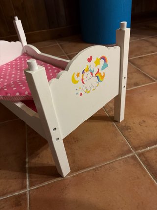 Cama de muñecas unicornio y arcoíris