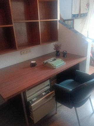 Conjunto Oficina Vintage Años 70: Mesa y Sillón