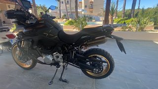 VOGE DSX 900 Moto Negra y Dorada Septiembre 2024