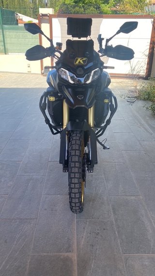 VOGE DSX 900 Moto Negra y Dorada Septiembre 2024