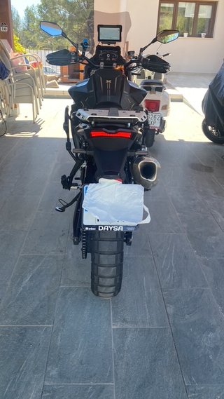 VOGE DSX 900 Moto Negra y Dorada Septiembre 2024