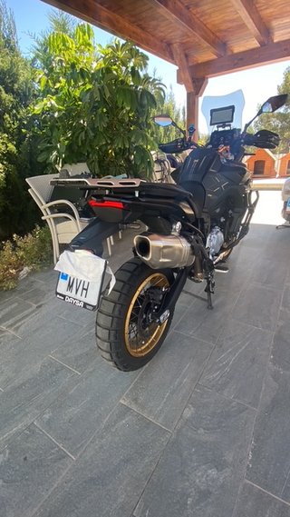 VOGE DSX 900 Moto Negra y Dorada Septiembre 2024
