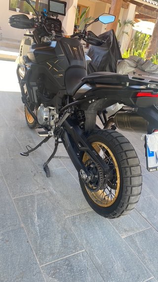 VOGE DSX 900 Moto Negra y Dorada Septiembre 2024
