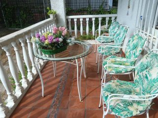 Tavolo alto da giardino in vetro e metallo