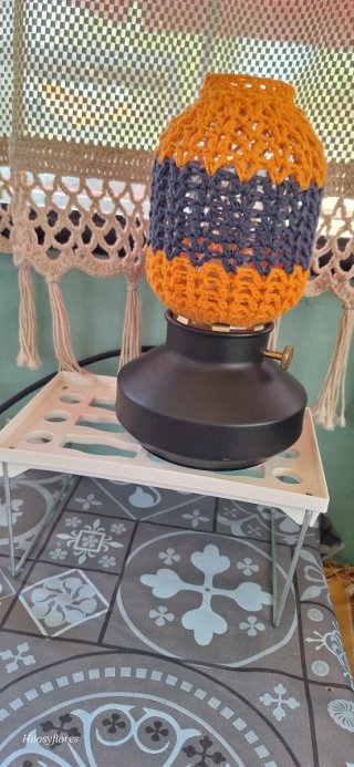 Lámpara tejida naranja y gris