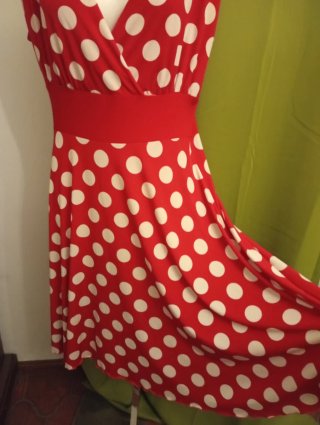 Vestito estivo a pois rossi e bianchi