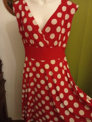 Vestito estivo a pois rossi e bianchi