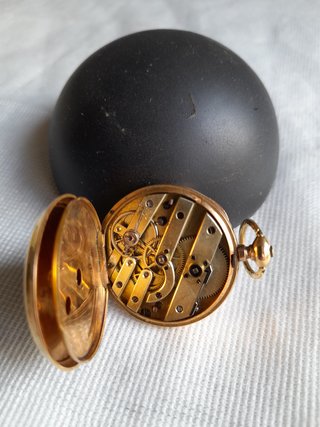 Orologio antico in oro con chiave