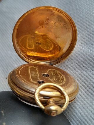 Orologio antico in oro con chiave