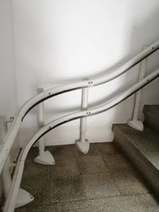 Salvaescaleras en buen estado