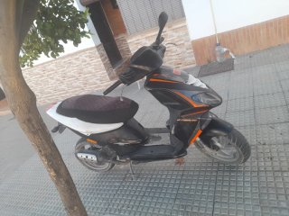Scoote Negra y Naraja vendo o cambi po moto march