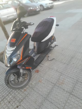 Scoote Negra y Naraja vendo o cambi po moto march