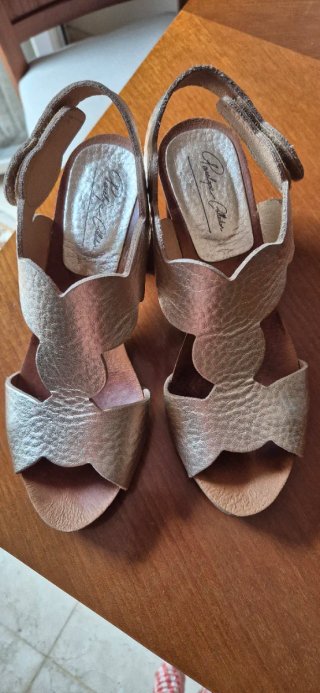 Sandalias doradas de tacón