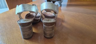 Sandalias doradas de tacón
