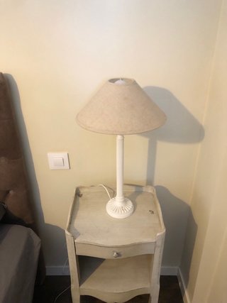 Lámpara de mesita de noche beige y blanca