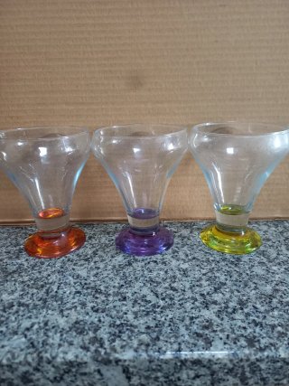 3 Copos de Sobremesa Coloridos Todos. 3€