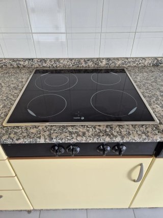 Cocina modular con electrodomésticos a estrenar