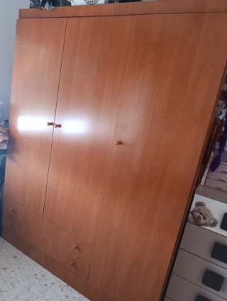 Armario de madera marrón
