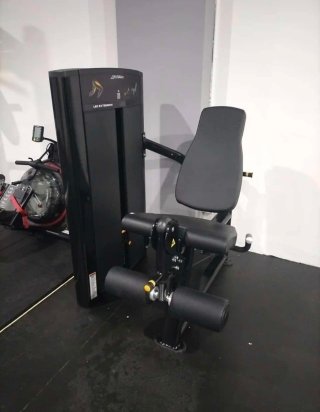 Máquina AXIOM LIFE FITNESS Leg Extension