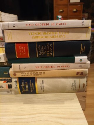 Los de libros de derecho y economía