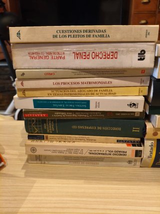 Los de libros de derecho y economía