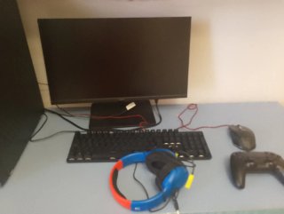 PC: Monitor, Teclado, Ratón, Mando y Cascos