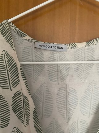 Blusa estampada hojas beige y verde
