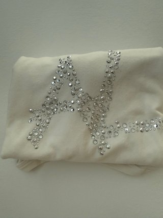T-shirt Anni Luce V con logo strass e in perline
