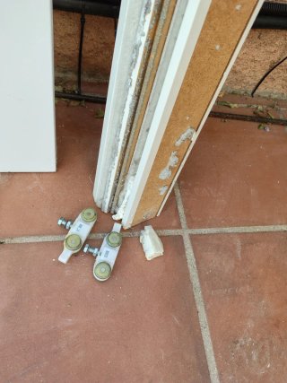 Puerta corredera madera con 3 cristales