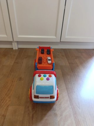 Camión de juguete con coches