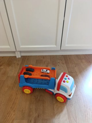 Camión de juguete con coches