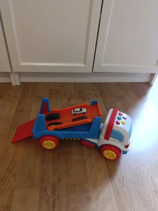 Camión de juguete con coches